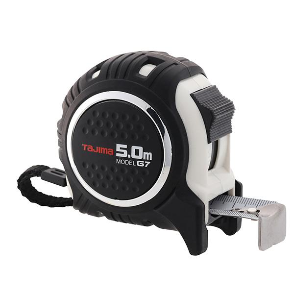 通常テープより測定距離が伸びる剛性力1.5倍（メーカー比）のストロングテープを採用したコンベックスです。商品全体をガードする弾性樹脂と、落下時の衝撃から爪を守るフックガードバンパーにより、落下に強い製品となっております。0点補正移動爪、ショ...