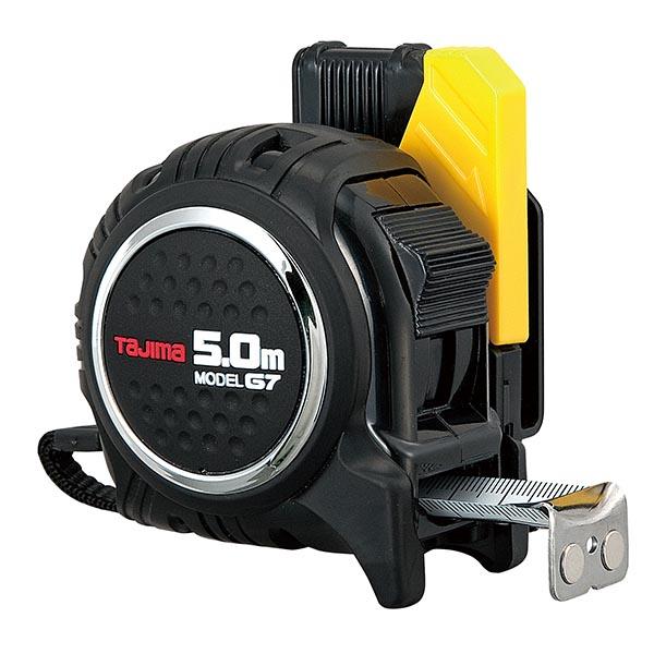 通常テープより測定距離が伸びる剛性力1.5倍（メーカー比）のストロングテープを採用したコンベックスです。商品全体をガードする弾性樹脂と、落下時の衝撃から爪を守るフックガードバンパーにより、落下に強い製品となっております。コンパクトなケースに...