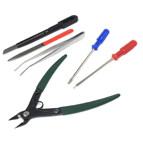 プラモデル・模型作りに最適なツールセットです。【仕様/規格】●ニッパー125mm, プラスドライバーNo.0,●マイナスドライバー2.5mm,●先曲ピンセット, ホビーヤスリ, カッター