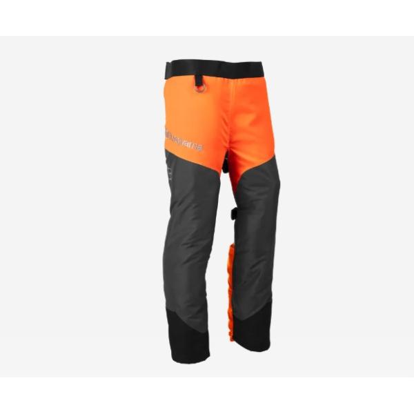 NEW ハスクバーナ チェンソーチャップス。チェンソー作業者用で、特に温暖な条件でのチェンソー作業に最適です。足部は調節可能なクリップで快適に取り付けられます。左右のふくらはぎ部のカバーは、マジックテープで固定されます。前面は、100％ポリ...