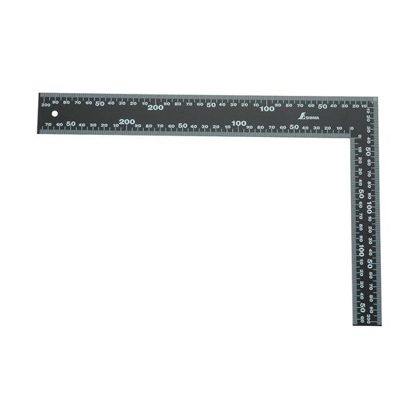 【特徴】長枝、短枝の巾がインチ寸法のフラットスコヤです。【用途】2×4建築用フラットスコヤ。【仕様】●本体サイズ：長枝(短枝)305(204)mm×幅38mm×厚さ1.2mm。●重量：150g。●目盛：表裏同目・2mmピッチ。●表目盛(長枝...