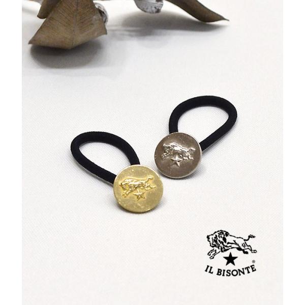 イタリアのレザー小物ブランド「IL BISONTE / イルビゾンテ」。イルビゾンテのブランドロゴをモチーフにしたヘアアクセサリー。コンチョボタンの定番のヘアゴムです。当店でも、入荷してすぐに完売してしまうとても人気の高いアイテムです。洗練...