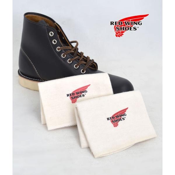 レッドウィングオリジナルのブーツ・ケアクロス、２枚１セットとなり、一枚はオイルやレザーコンディショナー用として、もう一枚は仕上げ用と別けてもよいでしょう。 片面が起毛処理されており、ブーツを傷めることなくお使いいただけるとても優しい素材です...