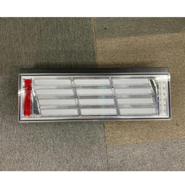 希少価値が高く、価格高騰している花魁LEDテールランプ 片側 左のみです。※商品は新品未使用品となります。目立ったキズ等もありません。【商品詳細】アウトレット 花魁 COMBO 刀 カタナ 3連 LEDテールランプ クリア 左のみ 24V ...