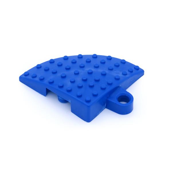 【1/4角コーナーパーツ】当店オリジナルの水ハケの良い連結タイプ・簡単施工のジョイント式マット用パーツです。硬いプラスチック製スノコとは違い、メッシュ状で凸凹の突起があり排水効果も高く、柔らかい素材のボート用ドライマットとして当店で開発した...