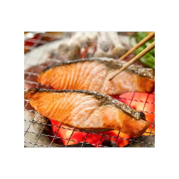 世界自然遺産北海道の知床で水揚げされた秋鮭の切身です。甘塩に仕上げています。真空パックを開けると一切れずつラップで包まれていますので、小分けで冷凍も可能です。（真空パックを開けた場合は冷凍保存で1カ月以内にお召し上がりください。）※鮭の切身...