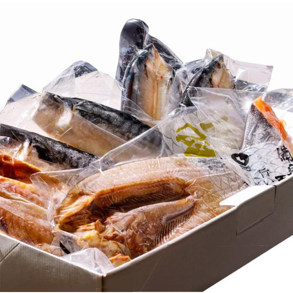 備長炭を使用することにより、空気に触れずに水分だけを吸収させることにより劣化を防ぎながら魚本来の旨みを凝縮させ、備長炭の特性を生かして魚の臭みを取り除いた干物です。ほっけ・サーモン・あじ・さんま・さばの5種入。