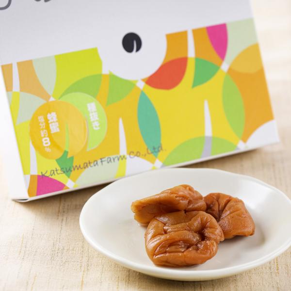 ひとつひとつ丁寧に手作業で種を抜いており、お料理にも使用していただきやすい梅干です。国産はちみつで漬け込んだ、すっきりとした甘さのはちみつ梅です。※化粧箱入[商品名]梅農家が作る本物の梅干し　勝股農園　もきゅっと梅　種抜きはちみつ梅[原材料...