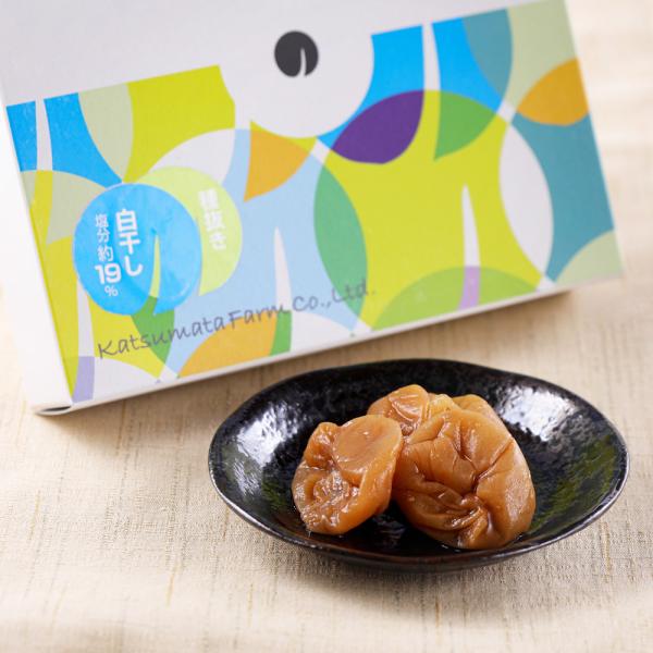 ひとつひとつ丁寧に手作業で種を抜いており、お料理にも使用していただきやすい梅干です。紀州南高梅を塩のみで漬けた無添加のすっぱい、しょっぱい梅干しです。※化粧箱入[商品名]梅農家が作る本物の梅干し　勝股農園　もきゅっと梅　種抜き白干し梅[原材...