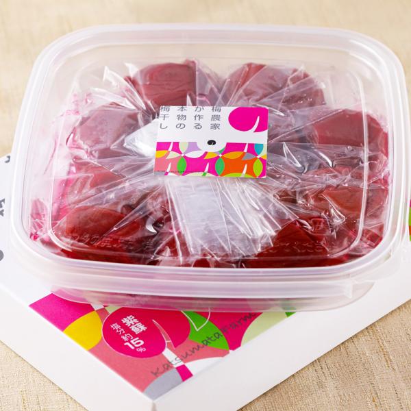 紀州南高梅使用！紫蘇と塩のみで漬けた無添加梅干しです。紫蘇梅らしい酸味と塩味がお好みの方におすすめです。※化粧箱入[商品名]梅農家が作る本物の梅干し　勝股農園　紫蘇と塩で漬けた紫蘇漬け梅[原材料]梅、紫蘇、漬け原材料［食塩、紫蘇赤酢］[原料...