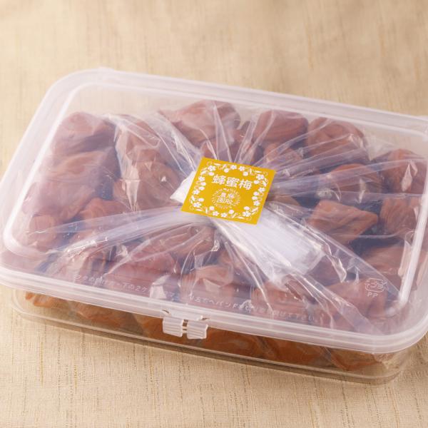 大容量1kg入！紀州南高梅使用！国産はちみつをたっぷり使用した減塩タイプのはちみつ梅です。フルーティな甘さをご賞味ください。※包装不可商品[商品名]梅農家が作る本物の梅干し 　勝股農園　紀州南高梅　減塩はちみつ梅　1kg入[原材料]梅、漬け...