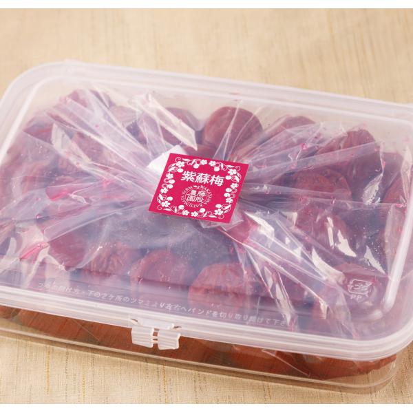 大容量1kg入！紀州南高梅使用！紫蘇と塩のみで漬けた無添加梅干しです。紫蘇梅らしい酸味と塩味がお好みの方におすすめです。※包装不可商品[商品名]梅農家が作る本物の梅干し　勝股農園　紫蘇と塩で漬けた紫蘇漬け梅　1kg[原材料]梅、紫蘇、漬け原...