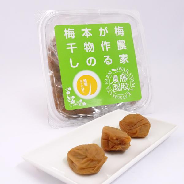 国産はちみつをたっぷり使用した、すっきりとした甘さのお徳用つぶれ梅はちみつ梅です。※規格外商品のため、入荷状況により粒の大きさ・つぶれ具合等異なる場合がございます。※包装不可商品[商品名]勝股農園　梅農家が作る本物の梅干し　つぶれ梅　蜂蜜梅...