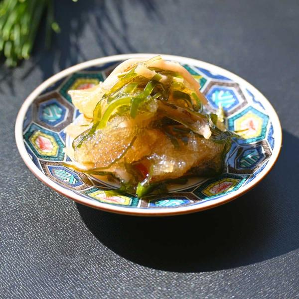 数の子、いか、昆布などを醤油ベースのたれに漬込み、一つ一つの素材の味を引き立てた味わいです。ゴロっとした数の子が入っていて食べ応えがあります。炊きたての熱々ご飯にのせて、お家で飲むお酒にもぴったりです。[原材料]数の子（カナダ産）、昆布、い...