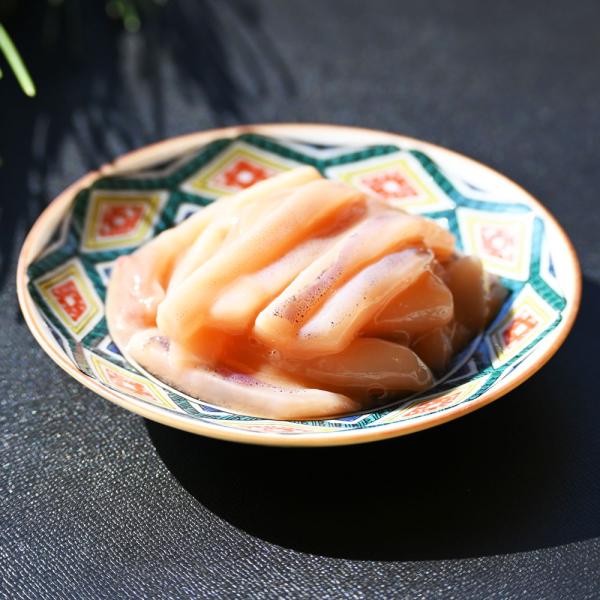 通常の塩辛よりも塩分が10%カットされ、塩辛が苦手な人にも食べやすくなっています。いかの身が大きくモチモチした食感は贅沢な気分を味わえる一品です。[製造者]海道屋[賞味期限]約2週間[原材料]いか（アルゼンチン産、ニュージーランド産）、いか...