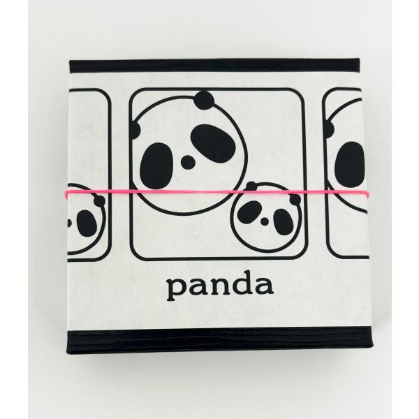 ●商品名千代箱　パンダ●原材料和三盆糖（香川県製造）、澱粉/着色料（赤102、赤106、青1、黄4）●栄養成分表示（100gあたり推定値）熱量398kcal、たんぱく質0.2g、脂質0.1g、炭水化物99.0g、食塩相当量0.0g●賞味期限...