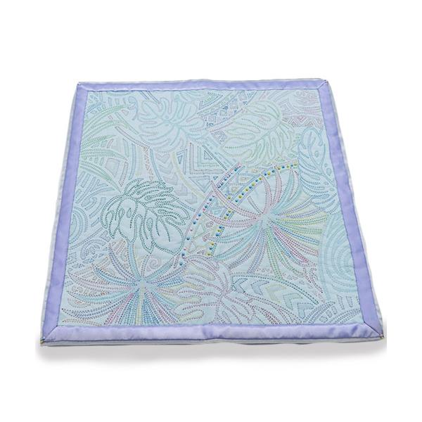 クリックポスト発送可能！柔らかなパステルカラーの糸で繊細にステッチされた「シャドーキルト」のテーブルセンターマットです。透け感のある水色ベースの生地に、柄布を重ねてキルティングすることで模様を浮かび上がらせる伝統的な技法を用い、光を受けて優...