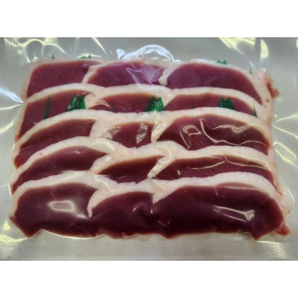 鴨鍋.com自慢の特上合鴨ロース３００ｇｘ３ｐ国産合鴨ロース肉のスジ切りをした上身部位だけのスライスです。手羽肉はついていません。生肉をスライスし真空包装後-３０℃溶液で急速冷凍してお届けいたします。ノントレー真空パックで解凍も流水でスピー...
