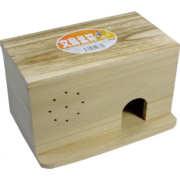 小型の長方形型　木製巣箱です。木のぬくもりで小鳥も安心。上部は取り外し可能なので、お手入れも簡単。裏面の針金でケージに固定するタイプです。サイズ（突起含む）約Ｗ２００mm×Ｄ１３５mm×Ｈ１１５mm穴のサイズ：約　Ｗ３２mm×Ｈ４３mm分類...