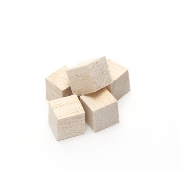 軽量木材のバルサをインコたちがかじりやすいブロック状にしました！非常に柔らかい素材なので、クチバシを傷める心配がなく安心してかじらせることが出来ます。セキセインコやコザクラインコ、ボタンインコなどかじるのが大好きな小型インコにオススメ！たっ...