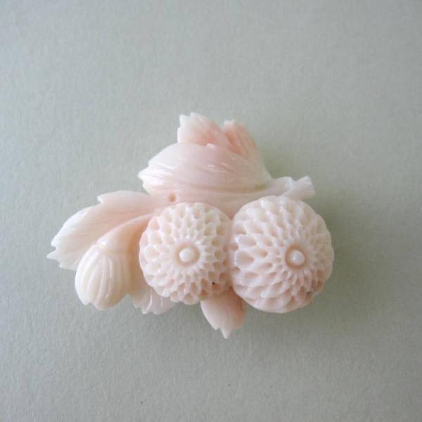ミッド珊瑚 菊の花の彫り 帯留め 洋銀 着物 浴衣 和装小物 宝石