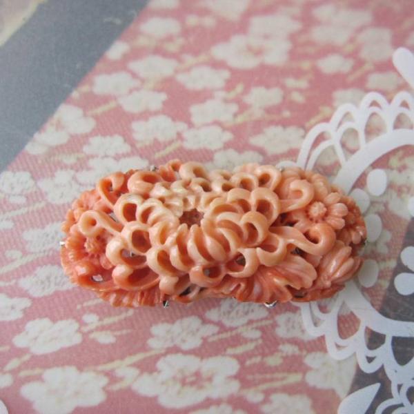 桃珊瑚 美しい 菊の彫り 帯留め 真鍮裏張り 着物 浴衣 和装小物 宝石