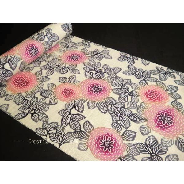 三勝反物「ベージュ紬地に 赤 ピンク 菊 ぼかし」 三勝反物「ベージュ紬地に 赤 ピンク 菊 ぼかし」