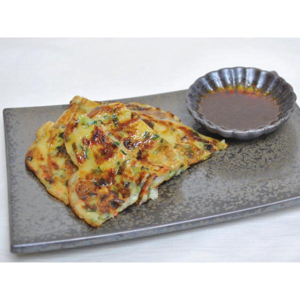 ◇ポイント：本場韓国で1枚1枚手焼きで仕上げた、もちもち生地のチヂミです。レンジまたはフライパンで焼いて下さい。◇最終加工地：韓国◇主要原材料：小麦粉、ねぎ、玉ねぎ、イカ、人参、食用油(大豆)、赤唐辛子、食塩、ニンニク粉◇内容量：約130g...