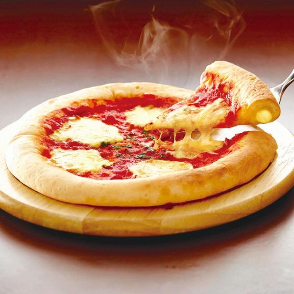 マルハニチロの「耳までチーズピザ マルゲリータ」は、ピザの耳まで美味しく楽しめる冷凍マルゲリータピザです。特徴は、耳の部分にゴーダチーズ入りのチーズソースを包み込んである点。これにより、外はパリッと中はもちっとした食感と共に、生地の隅々まで...