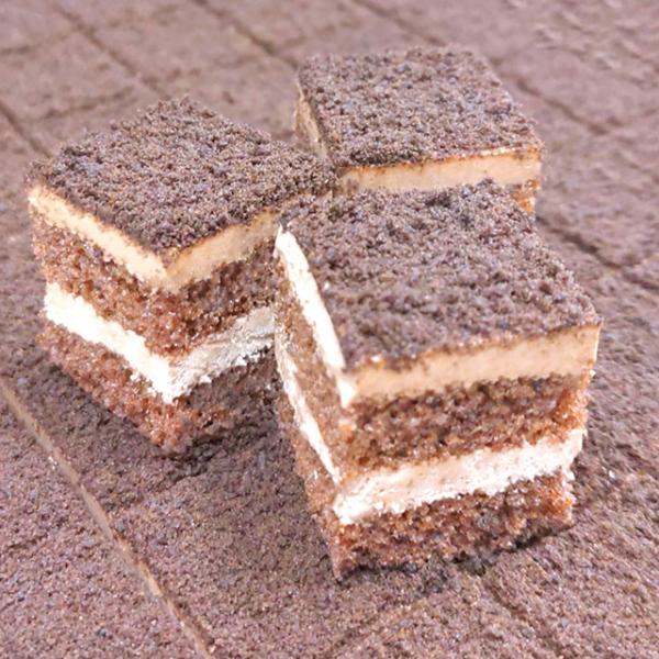 ◇ポイント：ココアスポンジとマイルドなチョコレートクリームを重 ね、ココアクッキーのクランチで仕上げました。しっとりとしたチョコレートのおいしさを楽しめる、シンプルで飽きのこない定番です。◇最終加工地：日本(神奈川)◇主要原材料：乳等を主要...