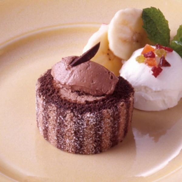 テーブルマークのPSロールケーキ(ショコラ)200gは、モノトーンのストライプ模様がアクセントのスポンジで、豊かな風味のチョコレートクリームを丁寧に巻き上げた冷凍ロールケーキです。見た目にも美しく、デザートタイムを華やかに彩ります。このショ...