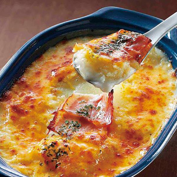 大きめにスライスしたジャガイモとベシャメルソースを合わせ、ベーコンとチーズをトッピングしました。◇最終加工地：日本(静岡)◇主要原材料：野菜［ばれいしょ(国産)、たまねぎ］、牛乳、チーズ、ベーコン、バターミル  ク、脱脂濃縮乳、小麦粉、乳等...