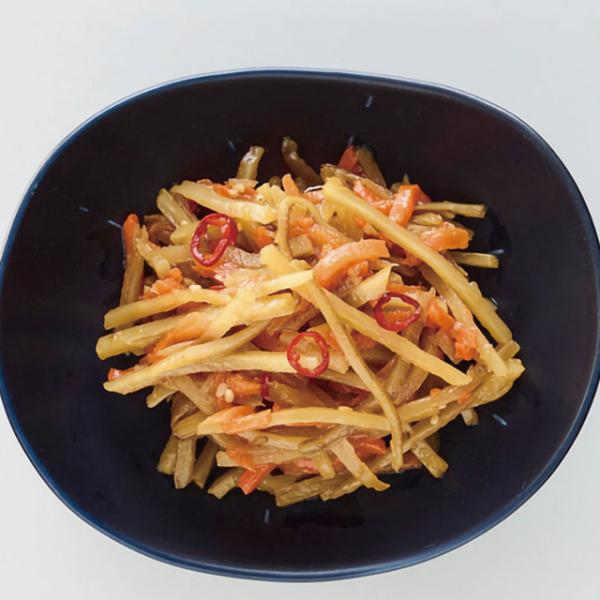 歯ざわりの良いゴボウを使用したきんぴらごぼうです。ごぼうとにんじんを丁寧に下処理をし、時間をかけて調理しています。◇最終加工地：中国◇主要原材料：ごぼう、にんじん、異性化液糖、ごま油、しょうゆ、みりん、砂糖、ごま、かつおエキス、食塩、とうが...