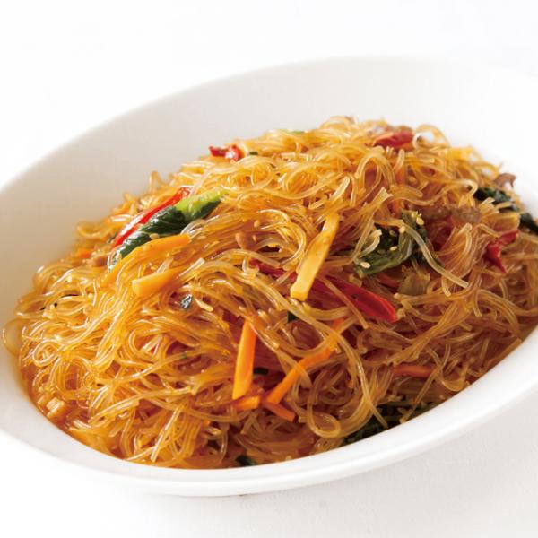 牛肉と野菜を使った韓国風のはるさめの炒め物。コチュジャン、オイスターソース、ごま油などで仕上げました。◇最終加工地：日本◇主要原材料：はるさめ(でん粉)(タイ製造)、こまつな、植物油脂、赤ピーマン、たけのこ水煮、にんじん、しょうゆ、牛肉、砂...