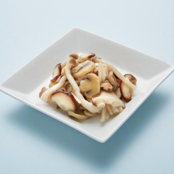 旬感素材きのこミックスは旬の季節に収穫した新鮮な素材を厳しい品質管理のもとに軽く湯通しのうえ、急速冷凍しパッケージしました。◇最終加工地：中国（中国）◇主要原材料：ぶなしめじ：しいたけ：ひらたけ：マッシュルーム = 25% ： 25% ： ...