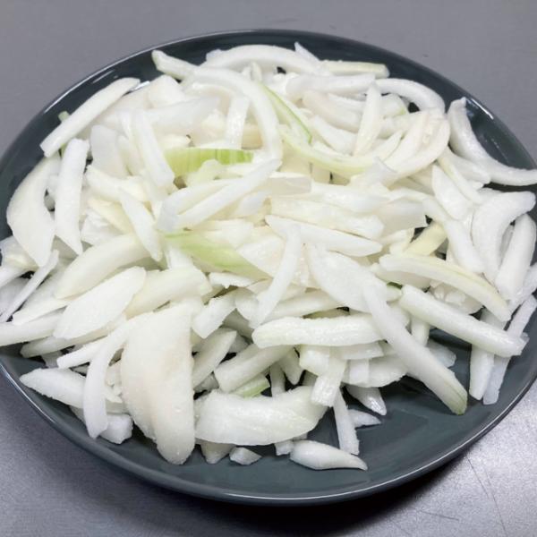 お好みによりお肉や他の野菜と一緒に炒めて塩、こしょう等で味付けをしてください。また天ぷら粉にむきえびや他の野菜と一緒にたまねぎを入れ、かき揚げの具材としてもご使用いただけます。◇最終加工地：中国◇主要原材料：たまねぎ◇内容量：500g◇調理...