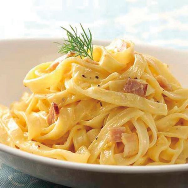 コシがありもちもちとした食感のフェットチーネと2種類のチーズパウダーや生クリームで濃厚感を出したコク深い味わいが特長です◇最終加工地：日本(熊本)◇主要原材料：めん［小麦粉(国内製造)、植物油脂、食塩、粉末状植物性たん白、卵白加工品(乾燥卵...