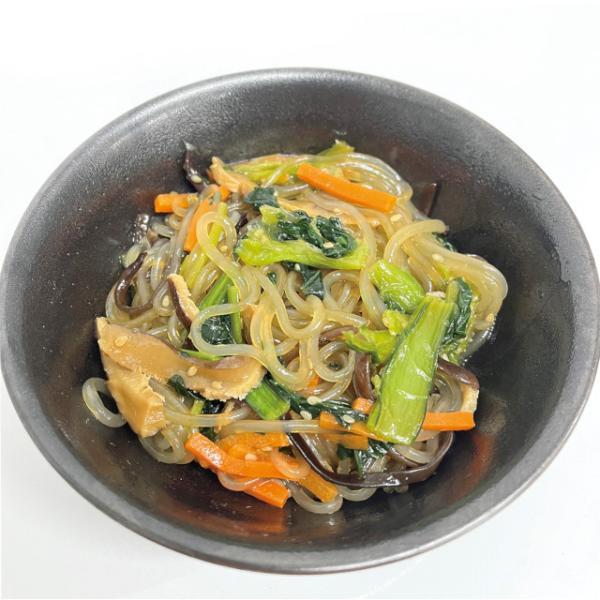 野菜多めの具材感たっぷり、ごま油の香りの強い本格チャプチェ。ビビンバの具材としても相性GOOD。◇最終加工地：日本(三重)◇主要原材料：はるさめ(中国製造)、小松菜、人参水煮、砂糖、しょう油(小麦・大豆を含む)、キクラゲ、椎茸、食用調合油(...