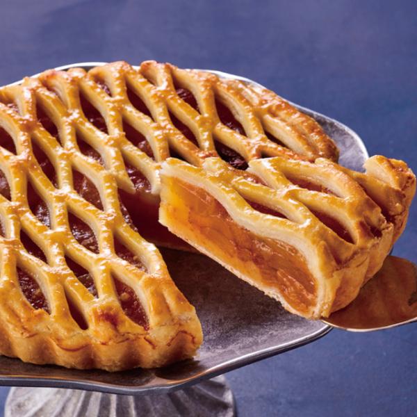 ひとつひとつ丁寧に手作りで折り込んだ自家製パイ生地にシナモン風味がきいたりんごをあわせた、ホールタイプのアップルパイです。余すことなくぎっしりりんごを詰めた5号型サイズのアップルパイです。◇最終加工地：中国◇主要原材料：りんごシロップ漬け(...