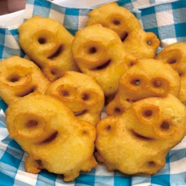 大人気のキャラクター「ミニオンズ」をモチーフにポテトを成型して油で揚げた商品です。オーブントースターやフライパンを使って少ない油で、簡単に調理できますので、お料理の付け合せやお弁当に、ご利用ください。ミニオンズシリーズのメインキャラクターで...