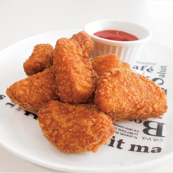 北海道産ばれいしょを北海道産小麦で作ったサクサクの自社製パン粉で包んでひとくちタイプのフライに仕上げました。食べやすい大きさにカットした北海道産ばれいしょに下味をつけ、北海道産小麦で作ったサクサクの自社製パン粉で包みました。◇最終加工地：日...