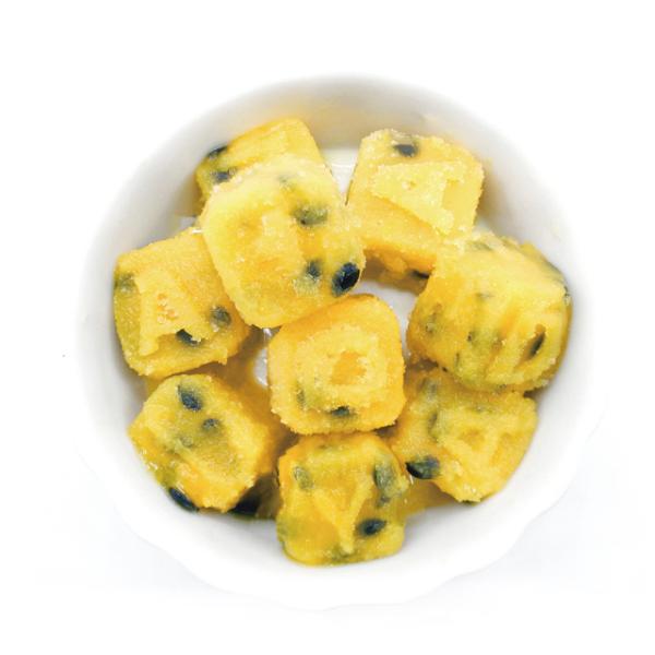 ベトナム産のパッションフルーツの果肉をくり抜き、型に入れて急速凍結しました。◇最終加工地：ベトナム◇主要原材料：パッションフルーツ(ベトナム)◇内容量：500g(約5g×100粒入)◇調理方法：冷蔵庫内解凍約20分注意:●パッケージなどは変...