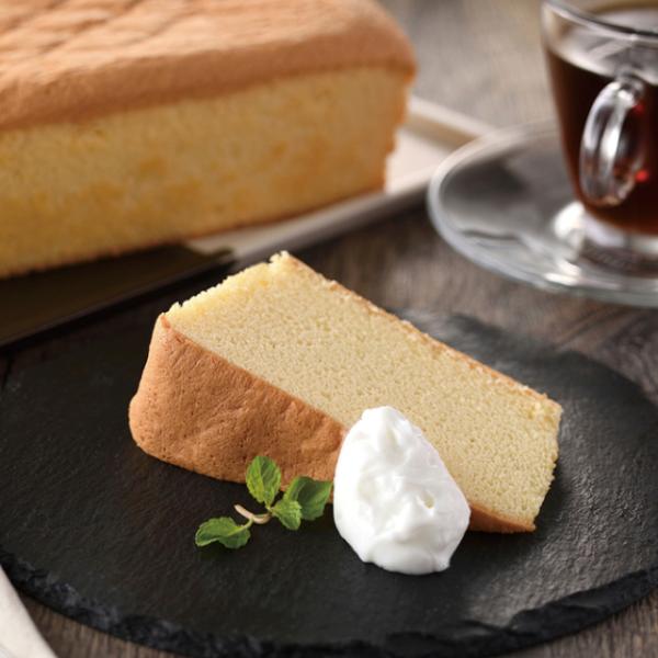 メレンゲを使用し手作りに近い製法で製造しています。それによりふんわりとしたシフォンケーキ本来の食感や美味しさを味わえる商品に仕上げました。フリーカットなので必要な量に切り分けて使用することができます。バニラとミルクの香りとふんわり食感が楽し...