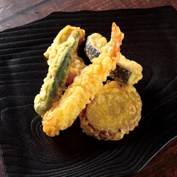 海老と野菜4種(かぼちゃ・さつまいも・なす・おくら)が各2個入った冷凍天ぷらセットです。◇最終加工地：ベトナム◇主要原材料：【野菜天ぷら類】：野菜(かぼちゃ、さつまいも、なす、おくら)、衣(小麦粉、でん粉、植物性たん白)、揚げ油(パーム油)...