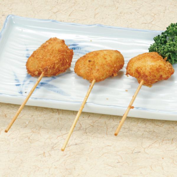 新鮮なジャガイモを食べごたえのある大きさに仕上げました。薄衣でカラッと仕上がります。◇最終加工地：中国◇主要原材料：じゃがいも(中国産)、衣(パン粉、小麦粉、でん粉、食塩)／調味料(アミノ酸)、増粘剤(グァーガム)、乳化剤、(一部に小麦・大...