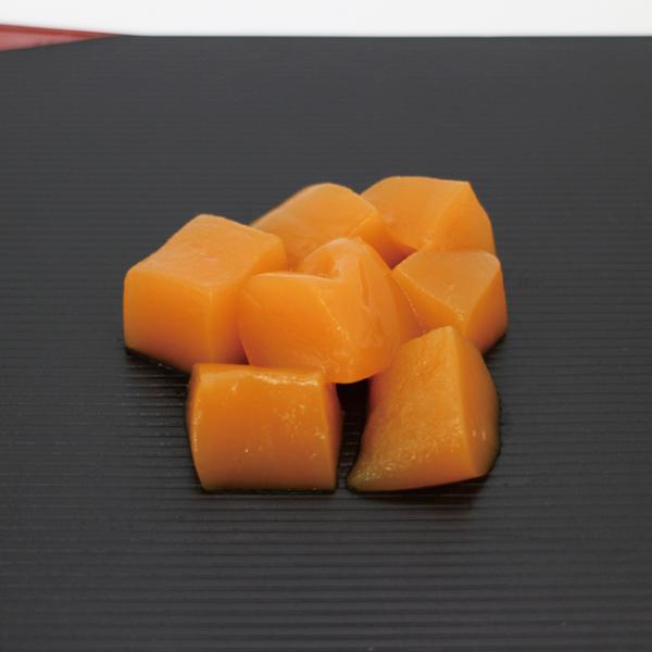 甘めのだしで味付けをした人参の煮物ムースです。彩りの良い一品です。◇最終加工地：日本(熊本)◇主要原材料：人参ペースト(国内製造)、難消化性デキストリン、白だし、直鎖オリゴ糖、しょうゆ、発酵調味料、コラーゲンペプチド／トレハロース、糊料(加...