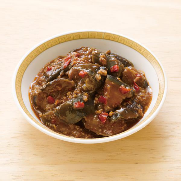 茄子と肉の旨味が感じられる人気の中華総菜です。◇最終加工地：中国◇主要原材料：なす、大豆油、豚肉、甜面醤(小麦を含む)、異性化液糖、しょうゆ、赤パプリカ、砂糖、ねぎ、しょうが、にんにく、豆板醤、オイスターソース、チキンエキス、唐辛子／増粘剤...