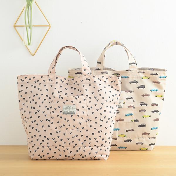 [材質]:ポリエステル100％[カラー]:ベージュ、ハート[商品サイズ]:総丈33cm、口幅43cm、マチ12cm[生産国]:中国[特徴]:■仕様・軽くて丈夫なナイロン素材と、にぎやかな総柄デザインが魅力のレッスンバッグです。習い事はもちろ...