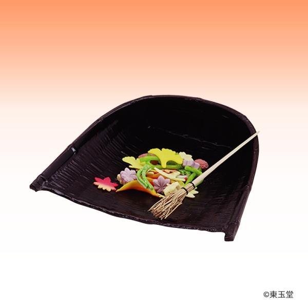 箕菓子器　一閑塗（箒付）