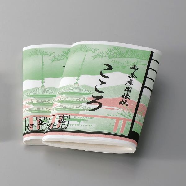 こころ懐紙は、懐紙の裏面が撥水加工されているので、水菓子をいただく際に適しています。水菓子や羊羹などが懐紙にくっつきにくいので、りゅうさん紙なしでいただくことができます。夏のお茶会やお稽古に水菓子用懐紙としてお持ちになると大変便利です。1帖...